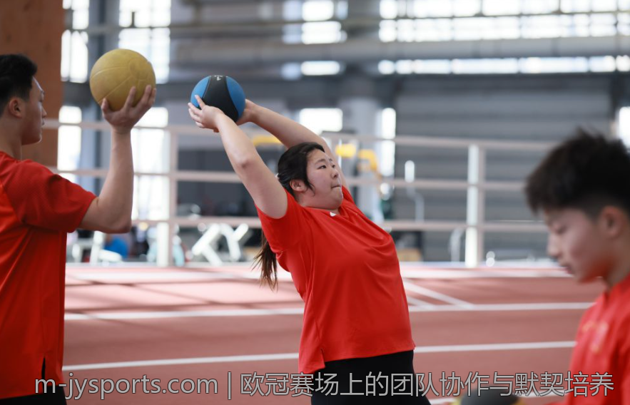欧冠赛场上的团队协作与默契培养