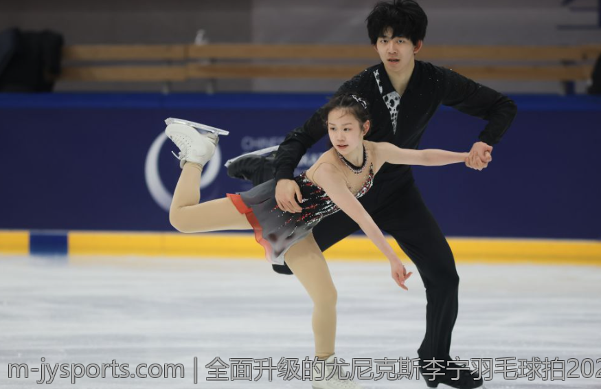 全面升级的尤尼克斯李宁羽毛球拍2026新品助你战胜对手